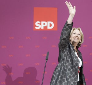 Hannelore Kraft acena em discurso em Berlim após vitória do seu partido, o SPD (Foto: Tobias Schwarz/Reuters)