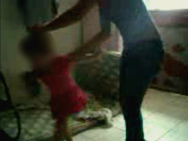 Nas imagens, mãe morde e bate na criança com pedaço de madeira (Foto: Reprodução/TV Amazonas)