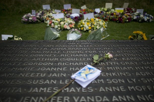 Flores são vistas em memorial para as vítimas dos atentados de 2005 em Londres nesta terça-feira (7), que marca os 10 anos do ataque (Foto: Matt Dunham/AP)