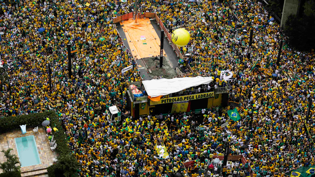 SIGA: Av. Paulista reúne 1 milhão, diz PM;
25 estados e DF têm protesto contra Dilma (SIGA: Av. Paulista reúne 1 milhão, diz PM;
24 estados e DF têm protesto contra Dilma (Reuters))