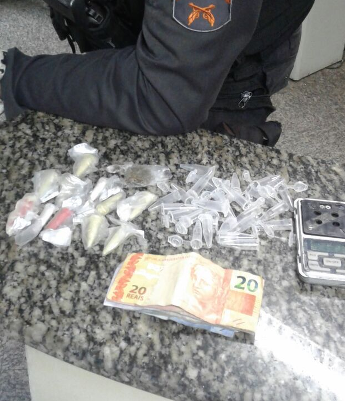Homem é flagrado vendendo drogas em Resende, no Sul do Rio de ... - Globo.com