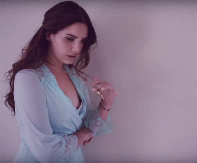 Lana Del Rey divulgou o clipe para a música 'High By the Beach' (Foto: Reprodução)