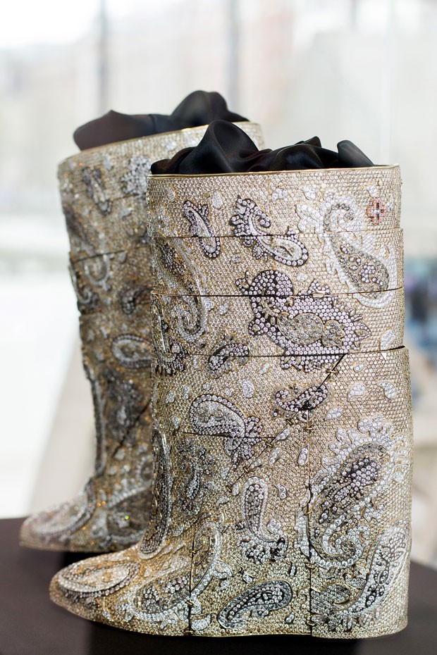 Par de botas com diamantes incrustados custa 2,4 milhões de euros (R$ 7,83 milhões) (Foto: Kristof Van Accom/Belga/AFP)