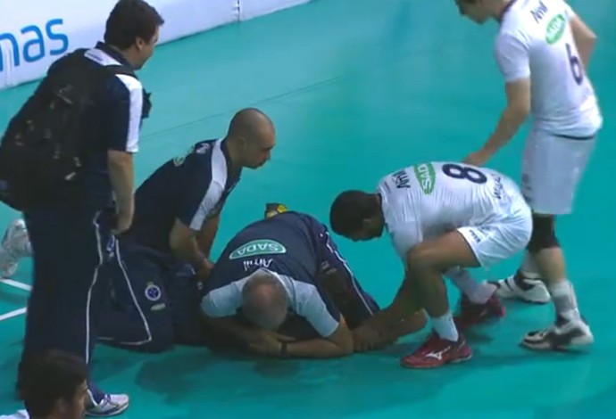 FRAME Volei Rio de Janeiro x Cruzeiro - técnico do Cruzeiro imobiliza jogador no chão (Foto: Reprodução)