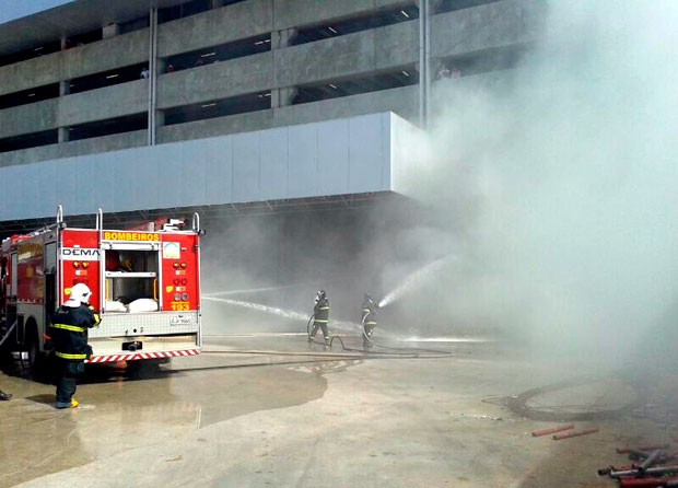 Fogo começou na área de descarga de mercadorias do shopping  (Foto: Francisco Júnior/Inter TV Cabugi )