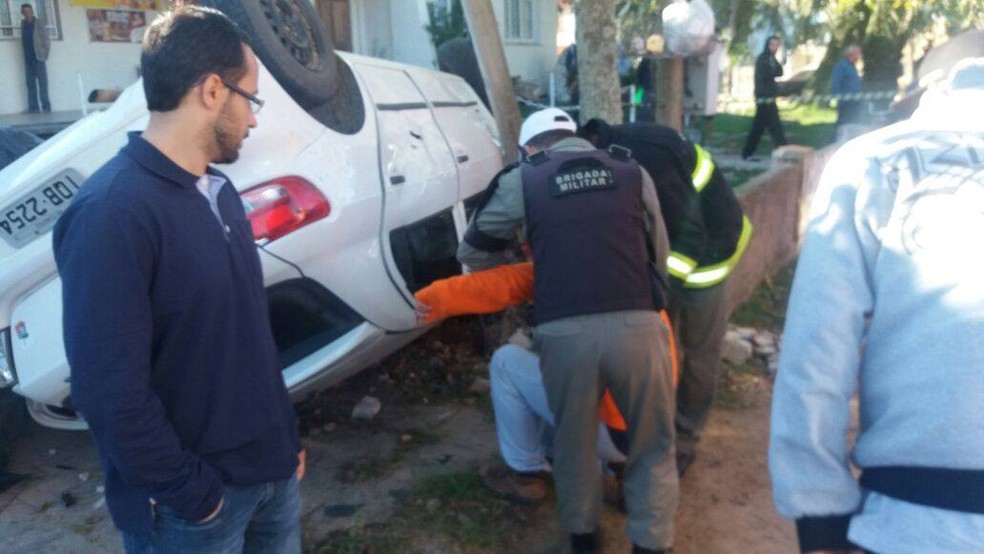 Brigada Militar atende ocorrência após acidente (Foto: Jornal O Laurenciano)