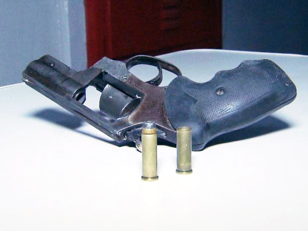 Arma supostamente usada na morte de músico foi achada em terreno baldio de Santos, SP (Foto: Reprodução/TV Tribuna)