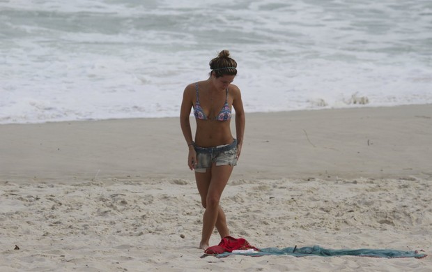 Giovanna Ewbank na praia da Barra (Foto: Dilson Silva / AgNews)