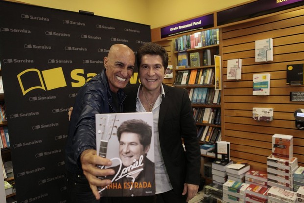 O humorista Amin Khader e Daniel em lançamento de biografia no Rio (Foto: Isac Luz/EGO)