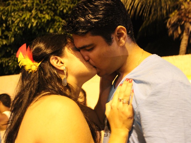 Casal se beija durante percurso do bloco das Virgens em Floriano, no Piauí. (Foto: Ellyo Teixeira/G1 Piauí)