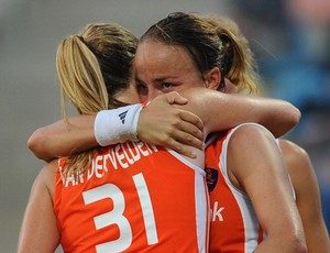 Maartje Paumen abraça namorada Carlien Dirkse hóquei sobre grama Holanda (Foto: Getty Images)