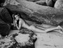 Barbara Fialho fica completamente nua para foto sensual na praia