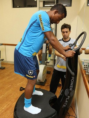 Elias botafogo musculação (Foto: Satiro Sodré / BFR)