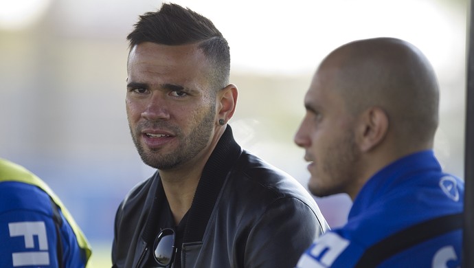 Campeão da Libertadores, Leandro Castán aproveita férias e visita Timão