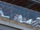 John Mayer come batata frita na sacada do hotel no Rio