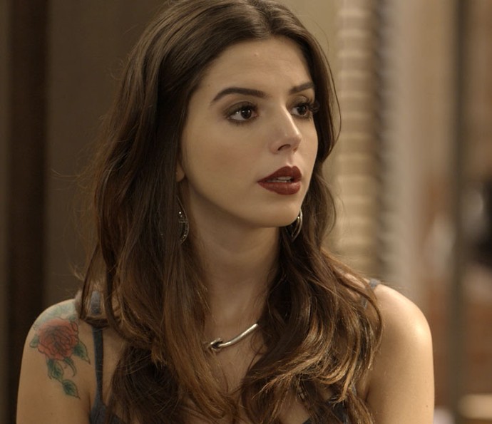 Milena tenta minimizar os acontecimentos da viagem (Foto: TV Globo)