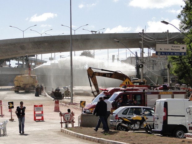Máquinas e operários trabalham na demolição de viaduto na Avenida Pedro I, em Belo Horizonte.  (Foto: Pedro Ângelo/ G1)