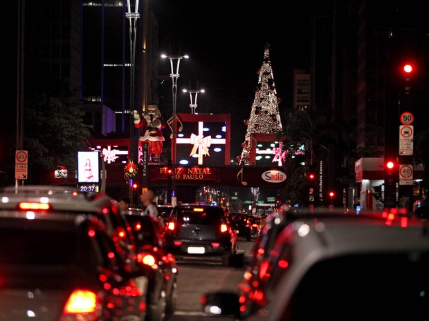Motoristas reduzem velocidade ao passar pelo palco na Avenida Paulista (Foto: Marcelo Brandt/G1)
