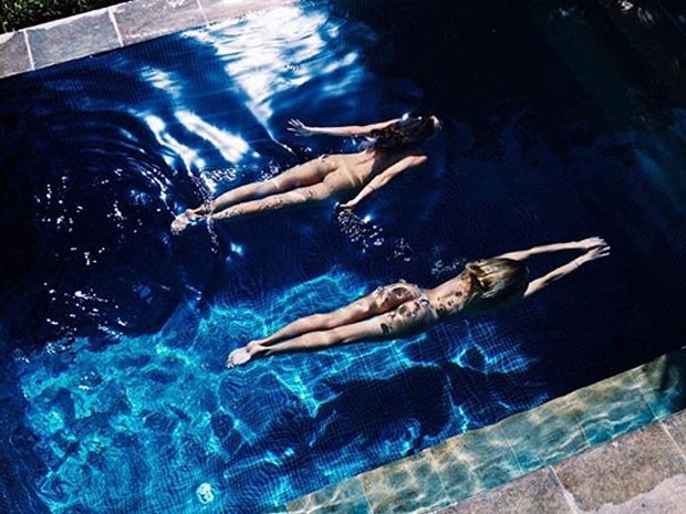 Behati Prinsloo e Candice Swanepoel em ensaio na Costa Rica (Foto: Instagram/ Reprodução)