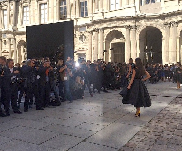 Isis foi cercada por paparazzi na saída do desfile (Foto: Reprodução Instagram)