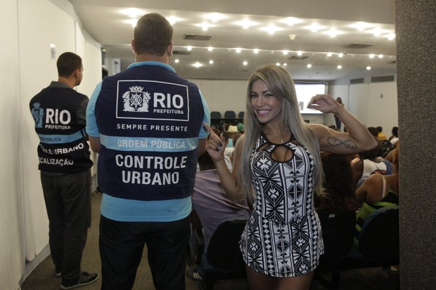 Verônica Araújo visita curso para ambulantes no Carnaval (Foto: Isac Luz / Ego)