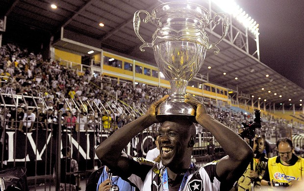 Seedorf Botafogo campeão carioca 2013 (Foto: Satiro Sodré / Agif)