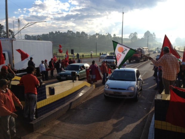 Com protesto, motoristas passam pela praça de pedágio sem pagar a tarifa (Foto: Alberto D'Angele/ RPC TV)