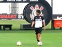 Após treino no CT, Pato brinca e ‘desafia’ casaco com chutes a gol