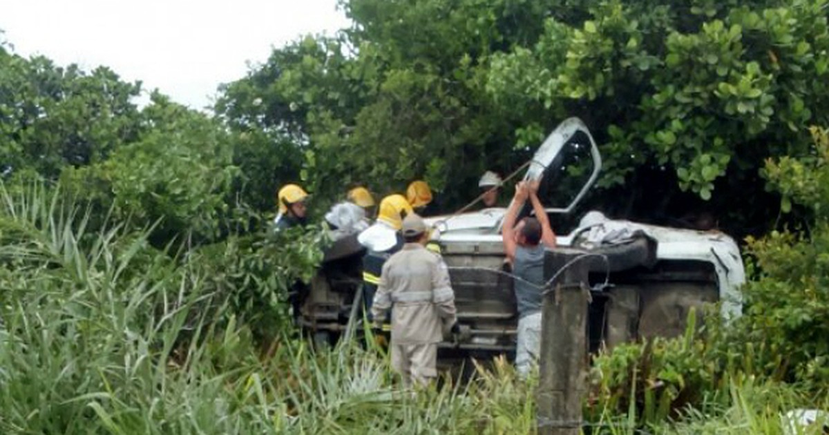 G1 Motorista fica gravemente ferido após capotar na Rodovia do Sol