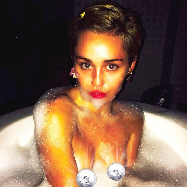Miley Cyrus posa em banheira (Foto: Instagram/ Reprodução)