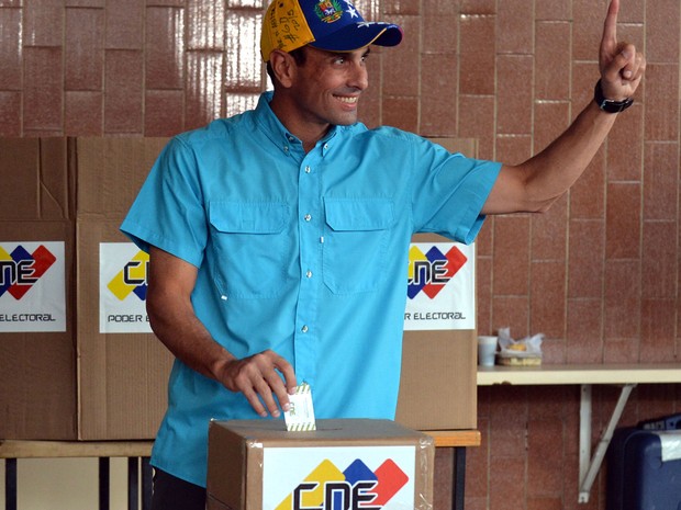 O líder oposicionista venezuelano Henrique Capriles vota em Caracas, no domingo (6) (Foto: AFP Photo/Luis Robayo)