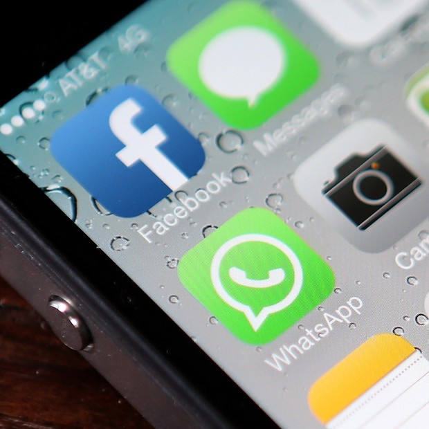 Aplicativos em celular do tipo iPhone mostram WhatsApp e Facebook (Foto: getty images)