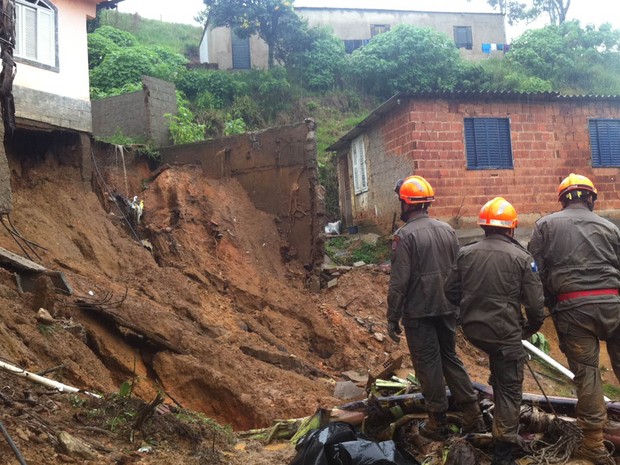 “TUDO ALAGADO”:  Chuva mata 10 na Região Serrana do RJ