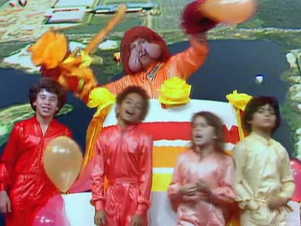 Fofão e crianças do programa 'Balão Mágico', entre elas a atriz Simony, na década de 1980 (Foto: Reprodução/TV Globo)