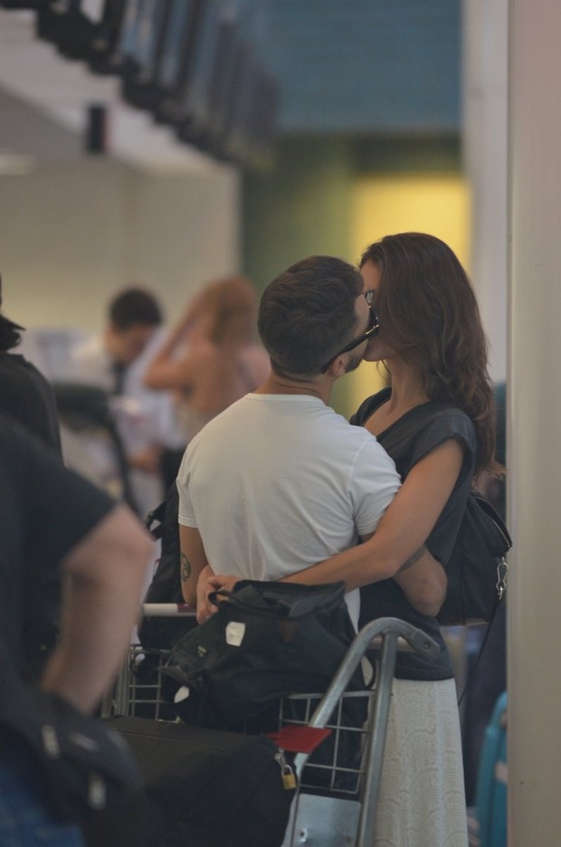 Junior Lima e a namorada no aeroporto Santos Dumont (Foto: William Oda / Foto Rio News)