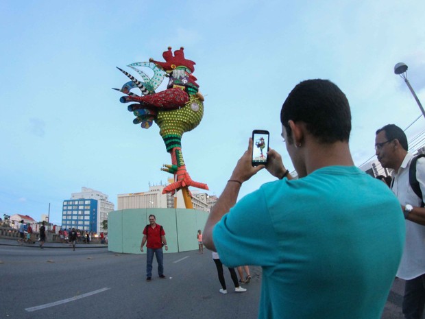 Galo gigante é fotografado pela população na Ponte Duarte Coelho (Foto: Aldo Carneiro / Pernambuco Press) Galo gigante é fotografado pela população na Ponte Duarte Coelho (Foto: Aldo Carneiro / Pernambuco Press)