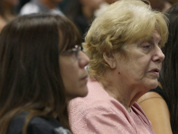A mãe de Patrícia Acioli, Marli, e a irmã, Simone, assistem ao julgamento (Foto: Severino Silva / Agência O Dia / Estadão Conteúdo)