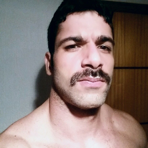 Ex-BBB Kadu Parga adota bigode (Foto: Reprodução/Instagram)