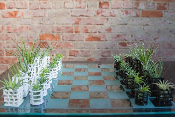 Esse jogo de xadrez vivo usa peças impressas em 3D e plantas