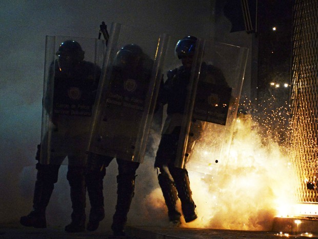 Polícia tenta conter manifestantes em Caracas, na Venezuela (Foto: Juan Barreto/AFP)