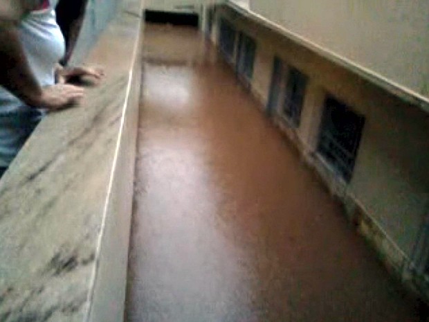Morador filma água invadindo prédio após chuva em São Lourenço (Foto: Reprodução EPTV)