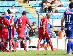 Jogadores do Guaratinguetá comemoram o gol (Foto: Fábio Rubinato/Guaratinguetá)