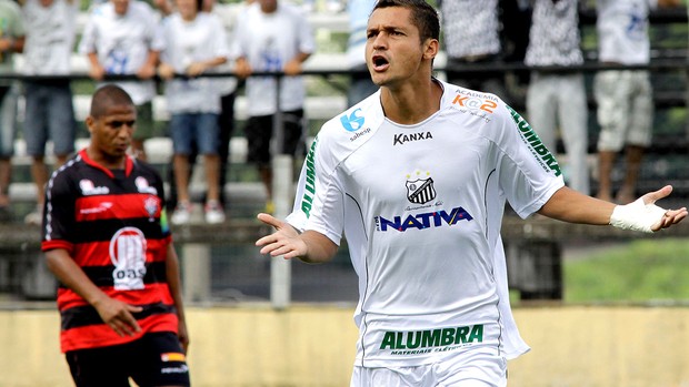 Diego Macedo comemora gol do Bragantino contra o Vitória (Foto: Luis Moura / Ag. Estado)