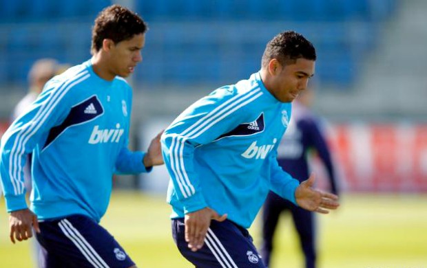 Casemiro Varane treino Real Madrid (Foto: Reprodução / Site Oficial)