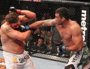 O brasileiro Fabrício Werdum ataca Roy Nelson em combate pelo UFC 143 (Foto: Getty Images)