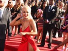 Foi por pouco! Rita Ora quase mostra demais no tapete vermelho do VMA