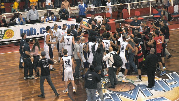basquete confusão São José x Flamengo (Foto: João Gabriel Rodrigues) basquete confusão São José x Flamengo (Foto: João Gabriel Rodrigues)