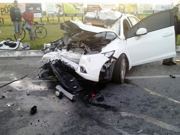 Jovem morre após acidente entre carro e caminhão em Lorena, SP (Foto: Wanderson Borges/ TV Vanguarda)