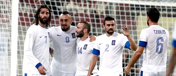 Grécia comemoração contra Eslováquia eliminatórias (Foto: AP) Grécia comemoração contra Eslováquia eliminatórias (Foto: AP)