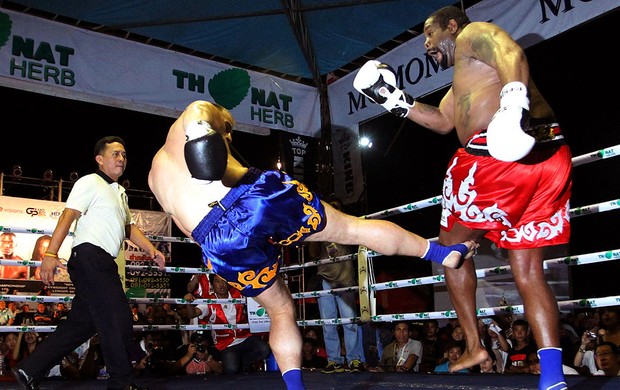 Riddick Bowe ex-lutador de boxe luta chute (Foto: AP)